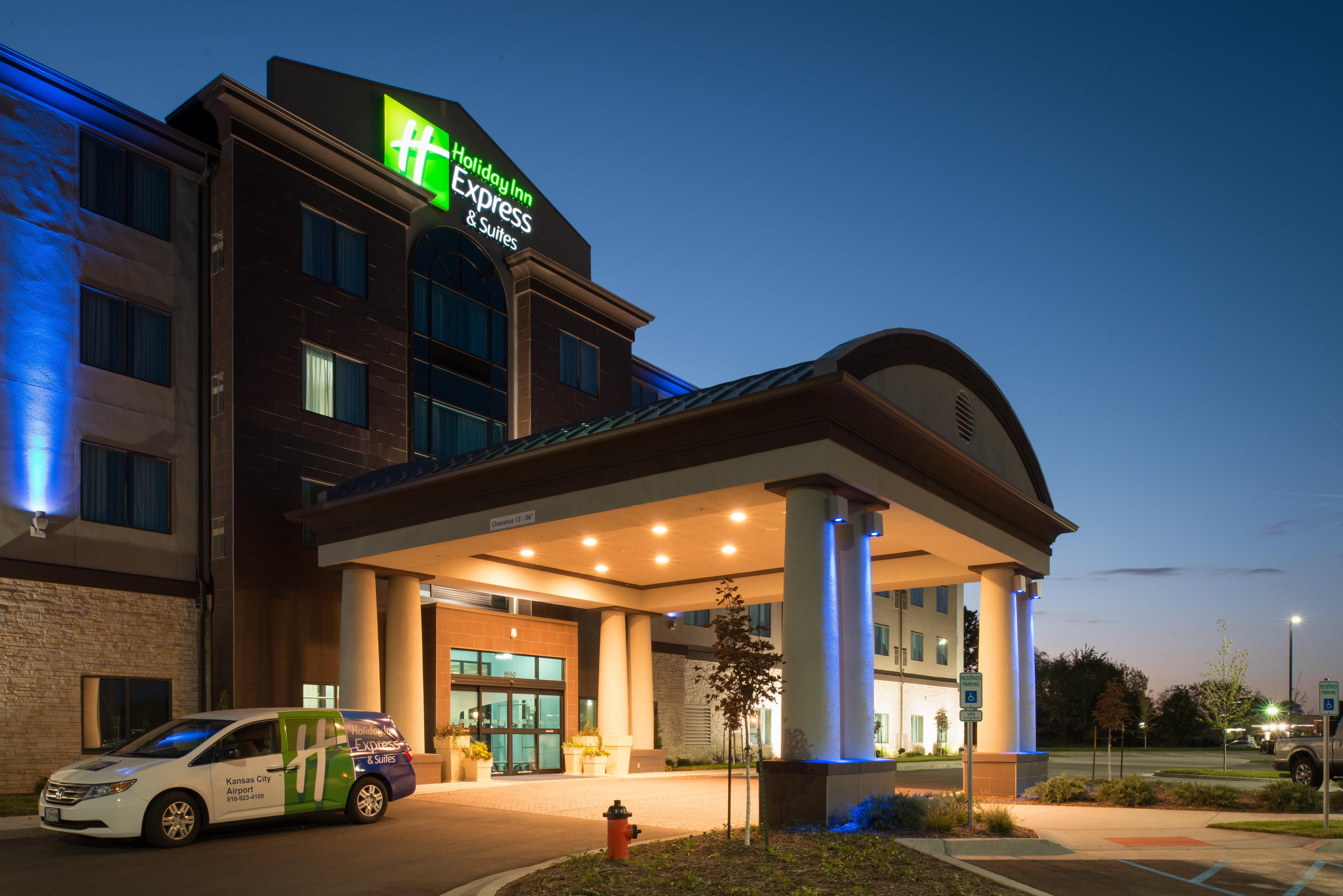 Holiday Inn Express & Suites Kansas City Airport, An Ihg Hotel Exterior photo