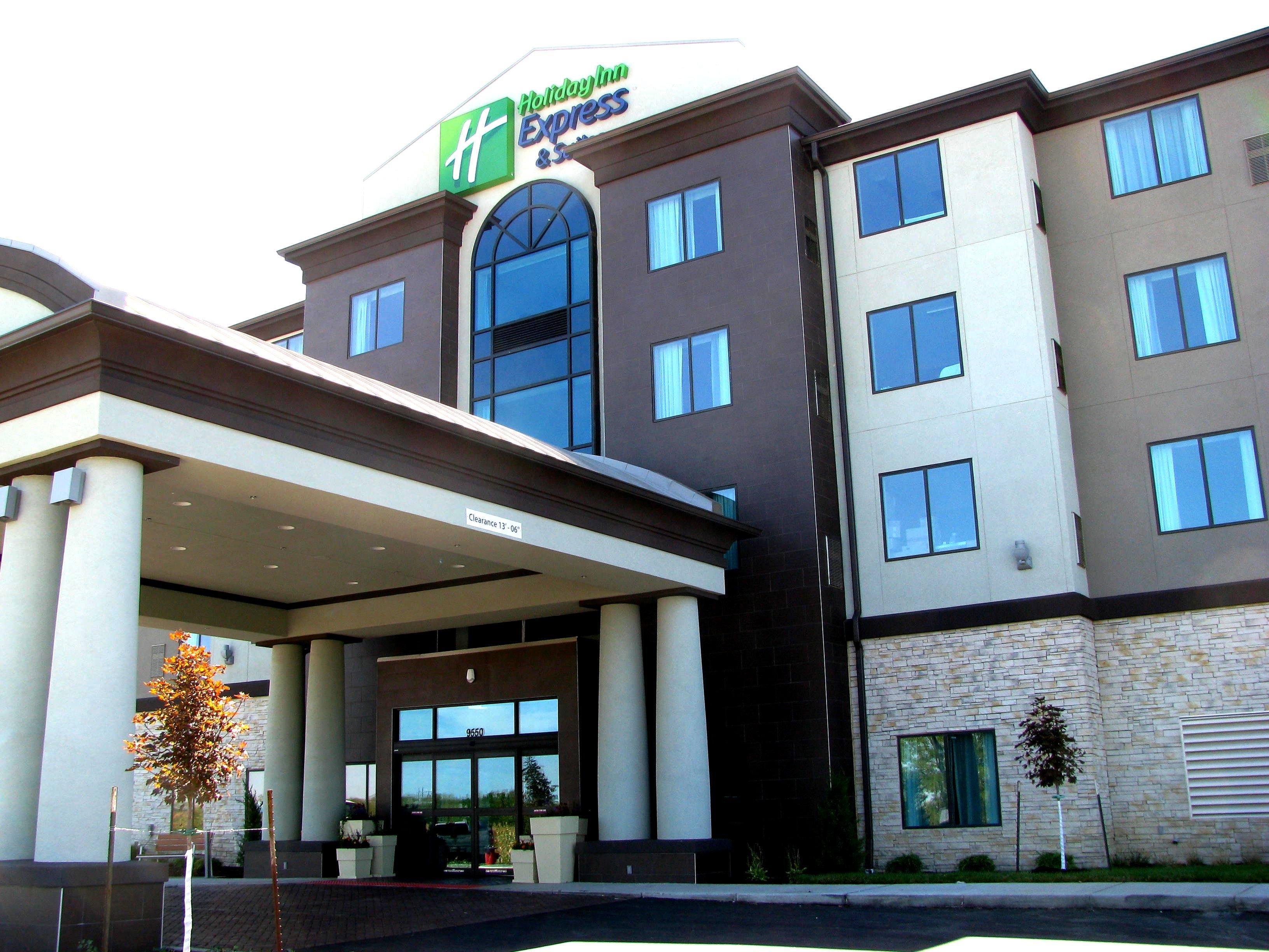 Holiday Inn Express & Suites Kansas City Airport, An Ihg Hotel Exterior photo